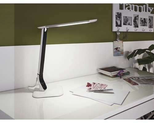 LED-bordslampa på ett skrivbord med kontorsmaterial