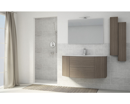 Modernt badrum med tvättställsskåp, spegel, handdusch och duschblandare.