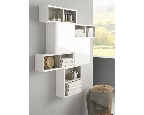 Vägghylla med fack och skåpdörrar i badrummet för förvaring av handdukar och kosmetika