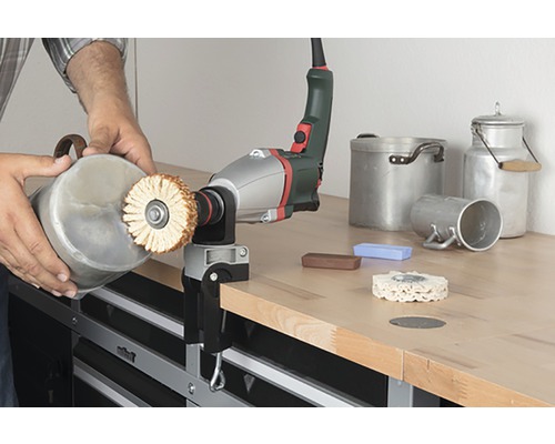 Polermaskin med arbetsstycke och tillbehör på en arbetsbänk