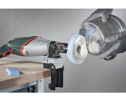 Polermaskin med fastspänd arbetsstycke för metallbearbetning