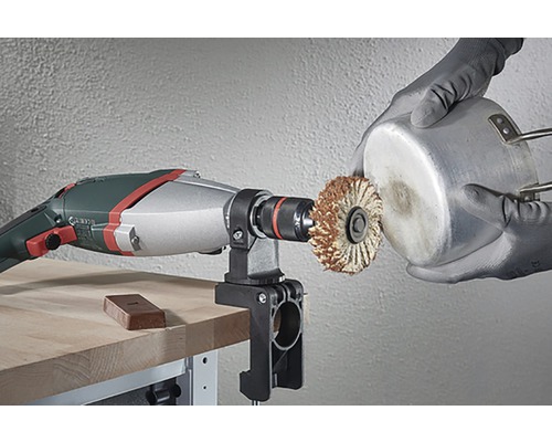 Elverktyg med monterad borste bearbetar en kastrull.