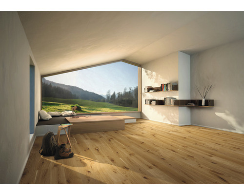 Ljust rum med trägolv, stort fönster med utsikt över ett grönt landskap, hyllor och minimalistisk inredning