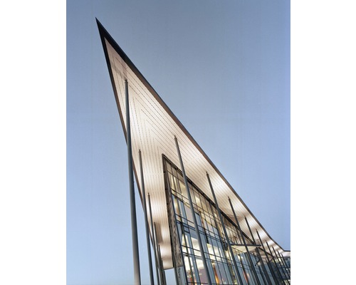 Vy över en modern byggnad med glasfasad och spetsigt tak