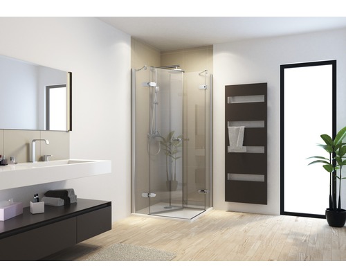 Badrum med dusch, tvättställ, spegel och radiator