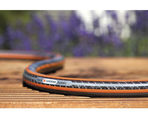 Trädgårdsslang av märket Gardena på trägolv