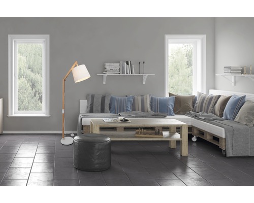 Vardagsrum med soffa, soffbord av pallar, golvlampa och fönster