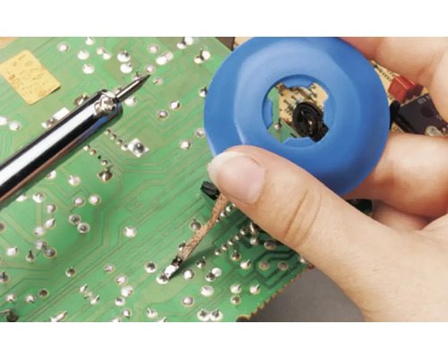 Detalj av lödkolv, loddtinn och kretskort