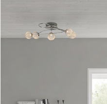 Modern taklampa med sfäriska lampskärmar i vardagsrummet