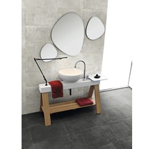 Badrum med tvättställsskål, speglar och handdukar