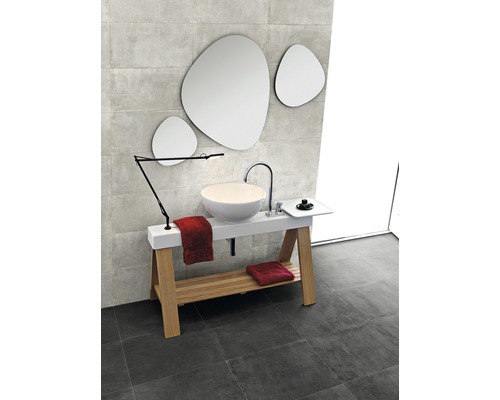 Badrum med tvättställsskål, speglar och handdukar