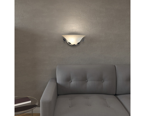 Vägglampa i vardagsrum med soffa och sidobord