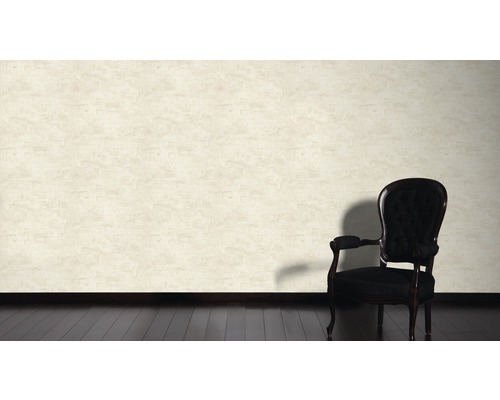 Interiörscen med mönstrad tapet och stol