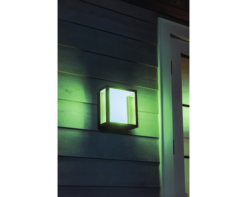Fyrkantig vägglampa i metall på en husvägg