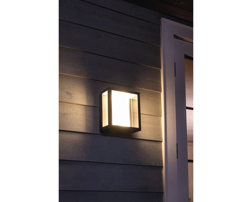 Fyrkantig vägglampa på en husvägg