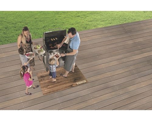 Familj grillar på en terrass med grillmatta och grill