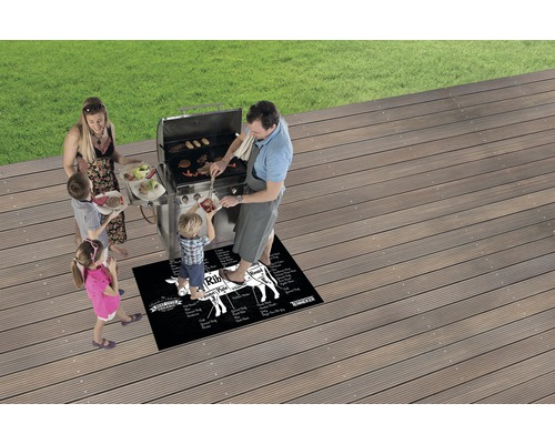 Familj grillar på terrass med grillmatta med nötköttsschema