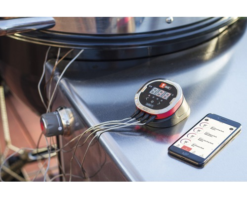 Weber grilltermometer med digital display och smartphone-anslutning på en grill