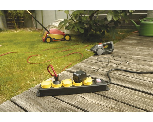 Grenuttag med trädgårdsredskap utomhus