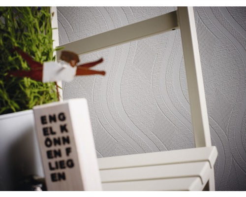 Tapet med vågigt mönster och en vit stege