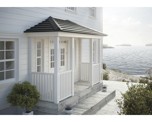 Husingång med träveranda och trappor till trädgården
