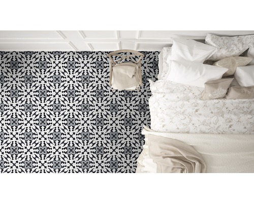 Vy från ovan av ett sovrum med mönstrade plattor, en stol och en säng