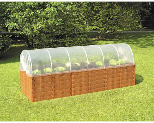 Pallkrage med folietunnel i trädgården