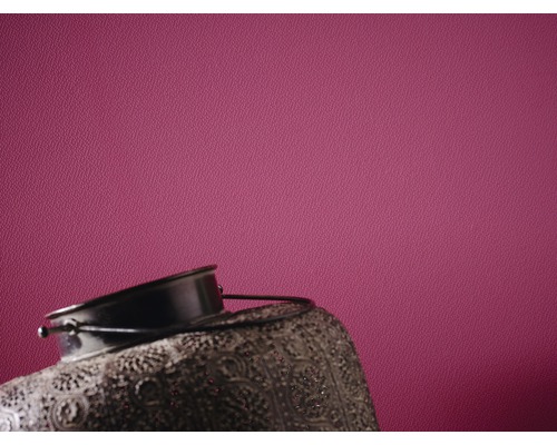 Dekorativ metallhink på mönstrat tyg