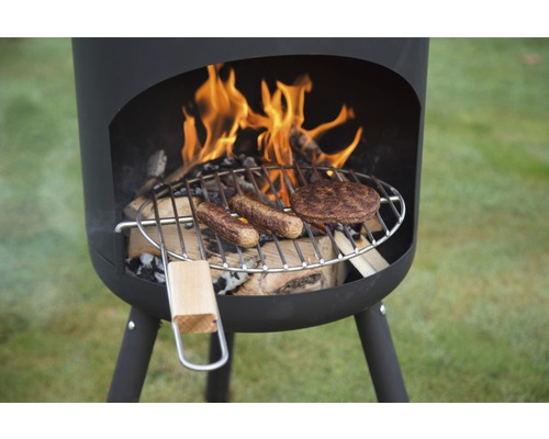 Pelargrill med korvar, hamburgare och eld