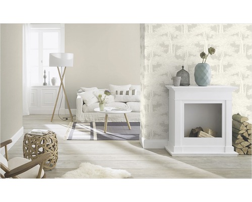 Ljust vardagsrum med soffa, bord, lampa, öppen spis och skogstapet