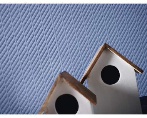 Två vita fågelholkar med gavel av trä