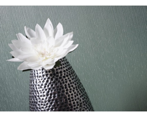 Dekorativ konstgjord blomma i vas med hamrad look