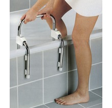 Person använder ett badkarsstöd i metall i ett badrum.