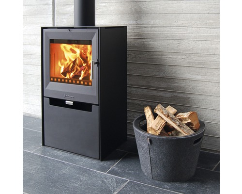 Braskamin med ved och trätunna