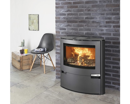 Braskamin med vedträn i ett vardagsrum