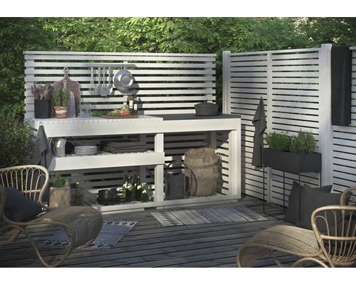 Utekök med trävägg, arbetsyta och hyllor i trädgården