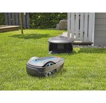 Gardena robotgräsklippare med laddstation på gräsmatta