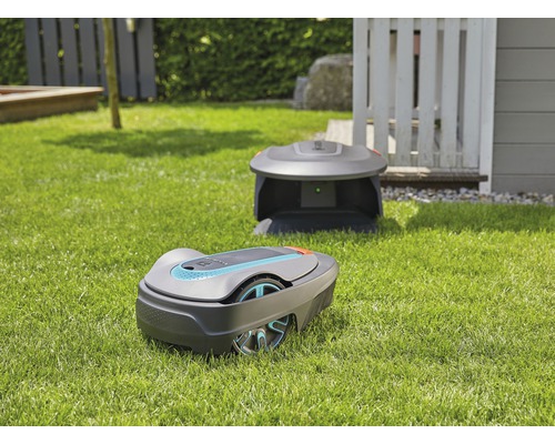 Gardena robotgräsklippare med laddstation på gräsmatta
