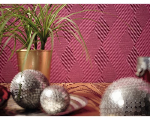 Närbild av en mönstrad tapet med växt och dekoration