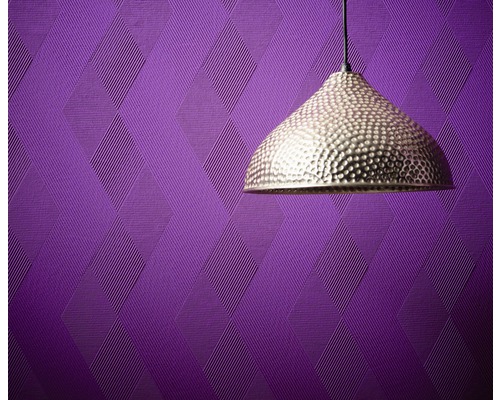 Rumsvy med mönstrad tapet och hänglampa