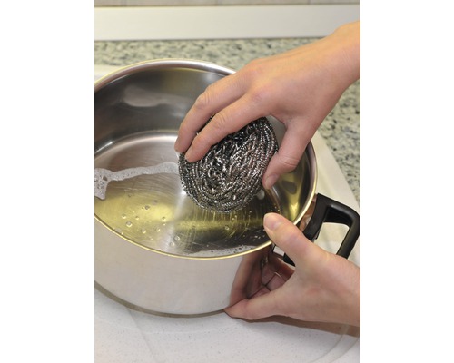 Rengöring av en rostfri kastrull med en stålullssvamp