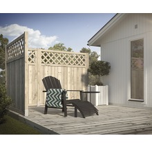 Scen med trästaket, träterrass, trädgårdsstol och hus