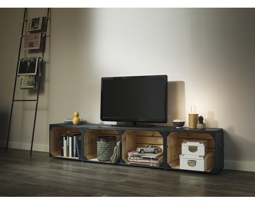 Vardagsrum med TV-bänk av trälådor, TV och tidningsställ