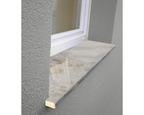 Fönsterbräda av sten vid fönstret