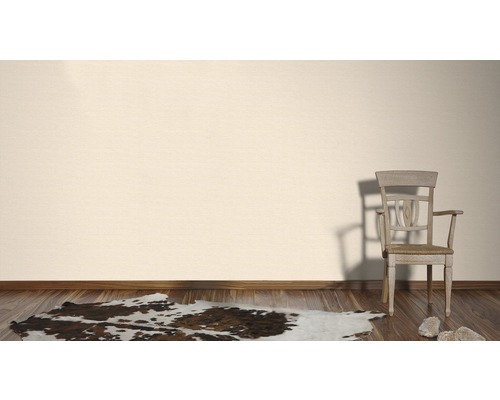 Vardagsrumsscen med stol, matta och trägolv