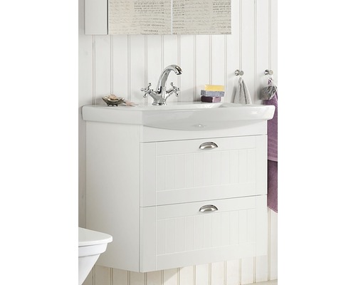 Vitt tvättställ med två lådor, blandare och handdukar i badrummet