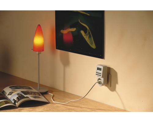 Interiörscen med en bordslampa, en timer och en öppen tidning