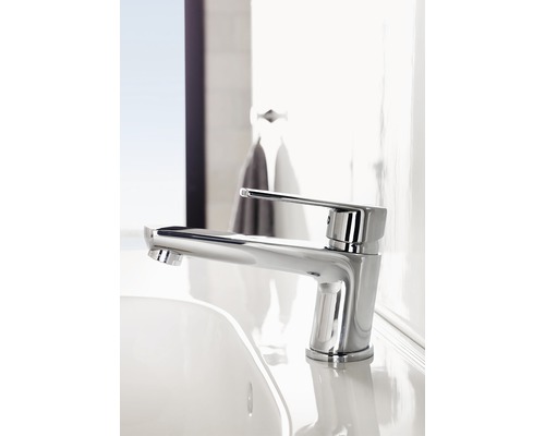 Blankpolerad tvättställsblandare av metall i badrummet