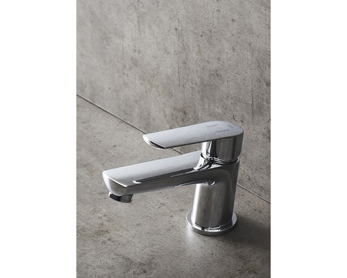 Glänsande tvättställsblandare av metall