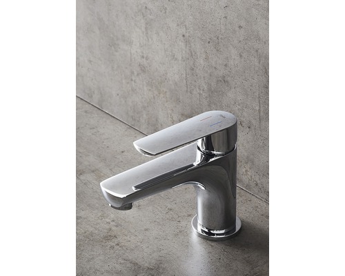 Glänsande tvättställsblandare i metall